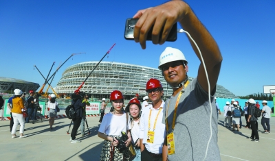 中外媒體參觀“雙奧之城”標誌建築 外媒記者點讚北京“智慧場館”