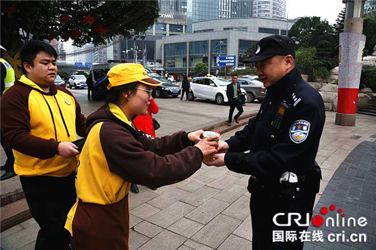【社会民生】春日的特别礼物 市民为执勤民警送上慰问饮品