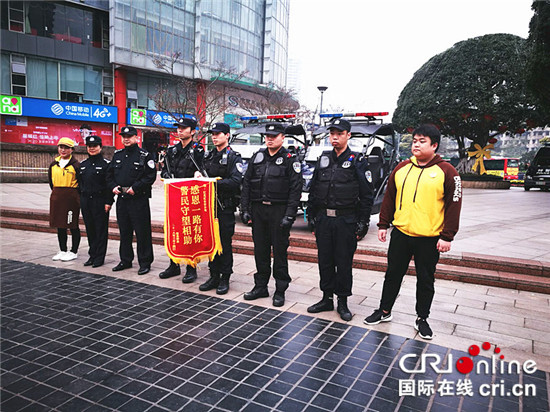 【社會民生】春日的特別禮物 市民為執勤民警送上慰問飲品