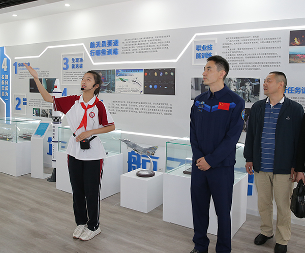航天员叶光富回母校四川天府新区万安中学举行国防教育启动暨航天展馆