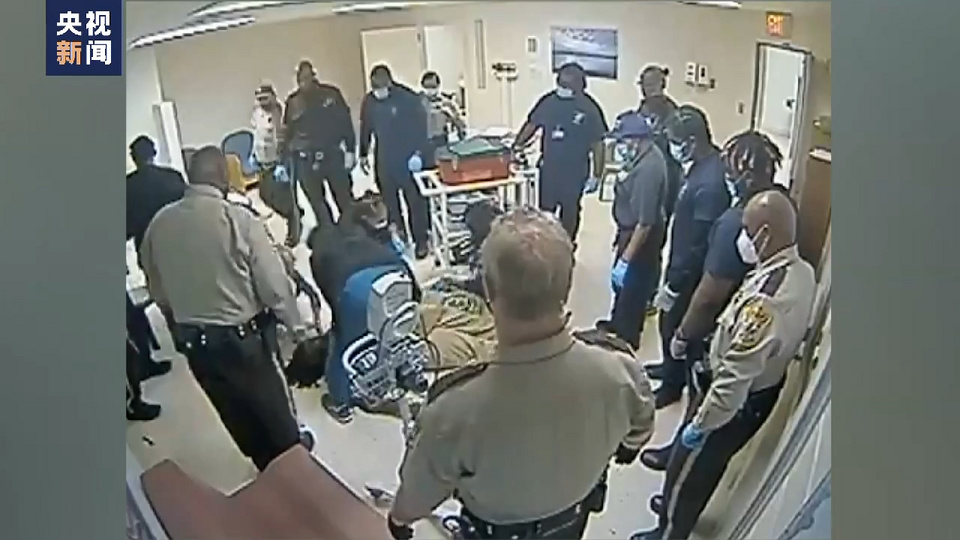 美國一在押非洲裔男子遭警察跪壓後身亡 監控視頻顯示其死前被多人按倒在地