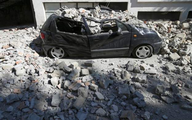 在地震中被砸壞的車輛