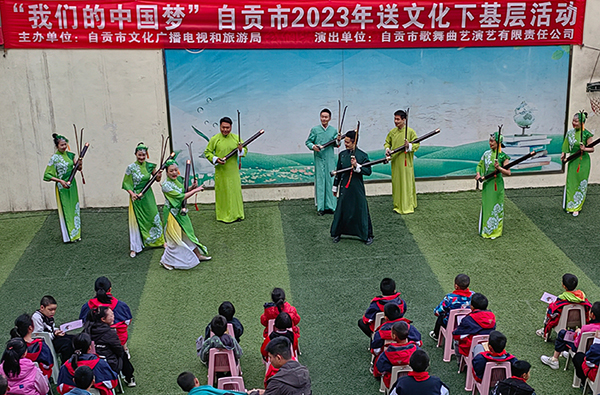 自贡沿滩区：文艺活动走进特殊教育学校 为孩子们送上文化大餐_fororder_2演出现场