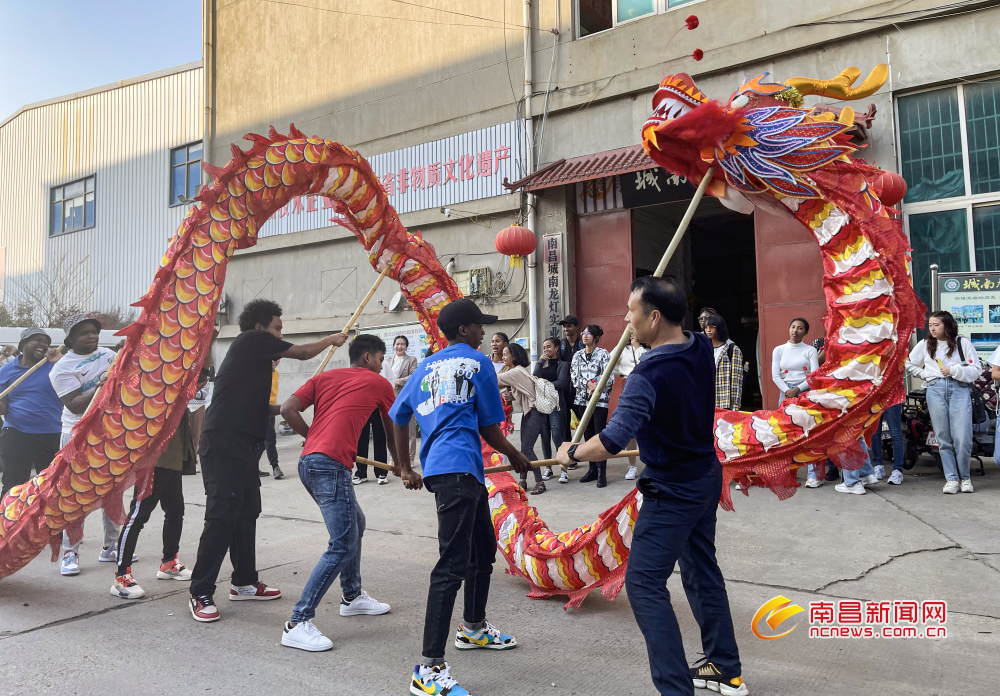 走進“城南龍燈”生産基地 探尋非遺魅