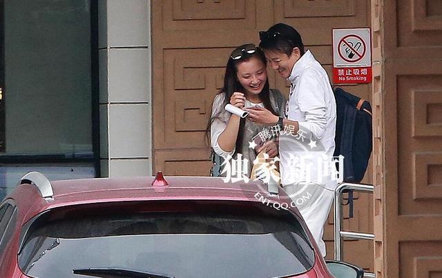 孙茜和老公在医院开心相拥 是槿汐姑姑有喜了吗_娱乐_腾讯网