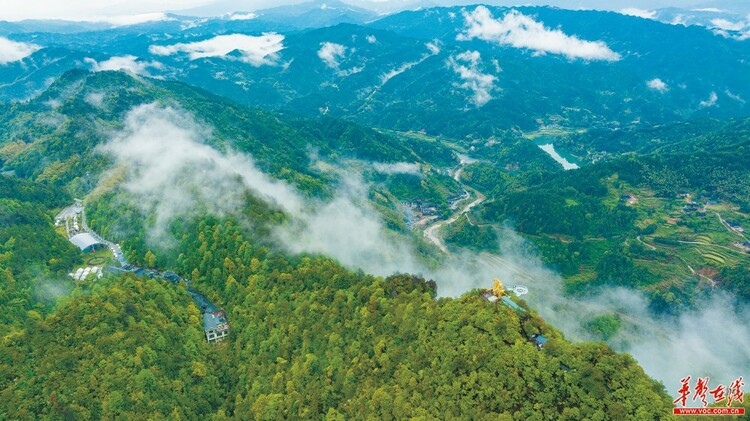 湖南溆浦烟雨穿岩山