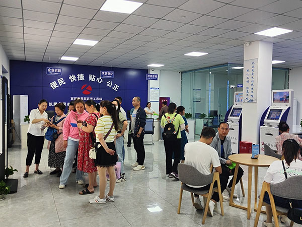 （张）宜宾市翠屏区：全市首家示范性“零工市场”开始试运营_fororder_求职者在手机上查看招聘信息