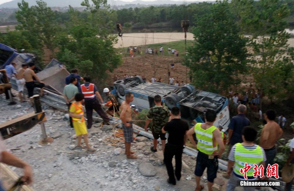 江西境内一大客车追尾侧翻 已致数十人死伤