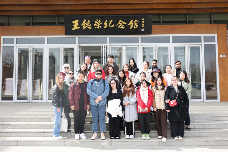 22 иностранных студентов познакомили с развитием китайского села в Яньтае_fororder_图片1