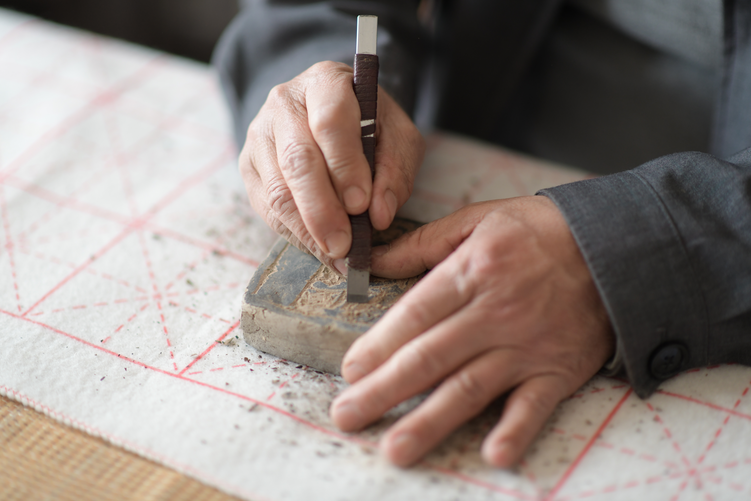 河北吴桥：妙手篆刻杂技魂_fororder_图片2