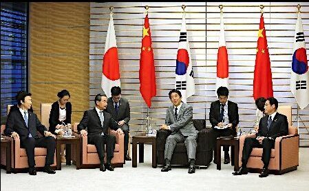 安倍会见中韩外长 期待年内实现三国首脑会谈