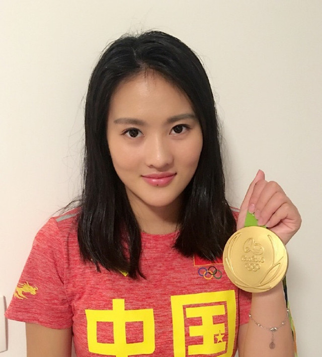 "甚至在羽毛球"林李大战"时,坐在跳水情侣何姿与秦凯中间