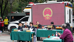 市民遭“天降”橫禍  重慶五中院法官進小區開庭