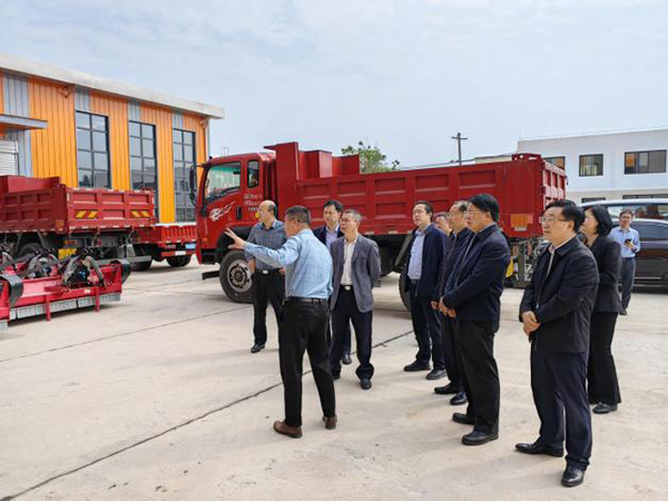 调研现场 供图 简阳市委统战部在简阳市平武镇尤安村,调研组实地察看