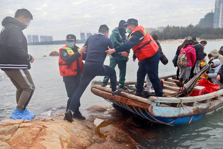 漳州海警局：“三度”解锁海上“平安密码”_fororder_漳州海警执法员成功救助32名被困礁石游客 (2)