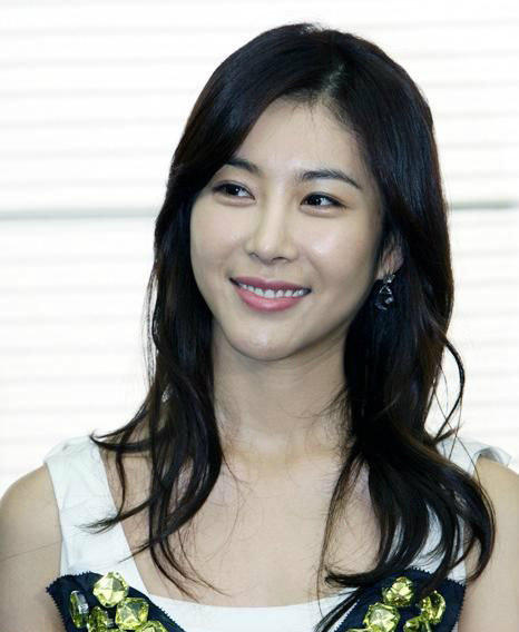 韩恩贞在《浪漫满屋》里饰演rain的好朋友,一个漂亮又有钱的白富美.