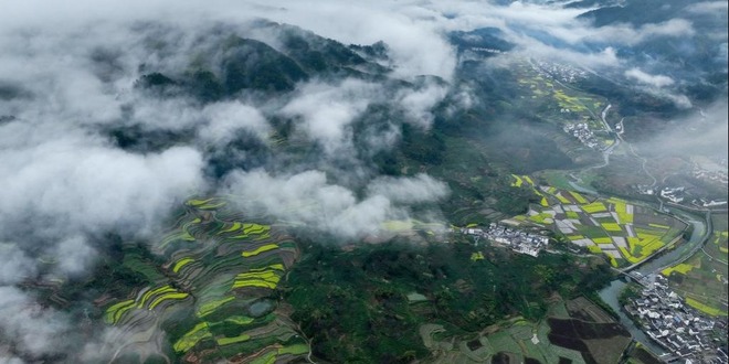 安徽黄山：雨后古村春色美