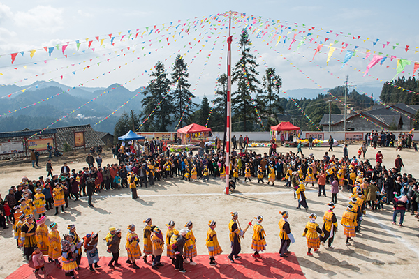 泸州叙永：打造“成渝地区双城经济圈山地避暑康养旅居优选地”_fororder_川南苗族踩山节（魏廷华摄影）