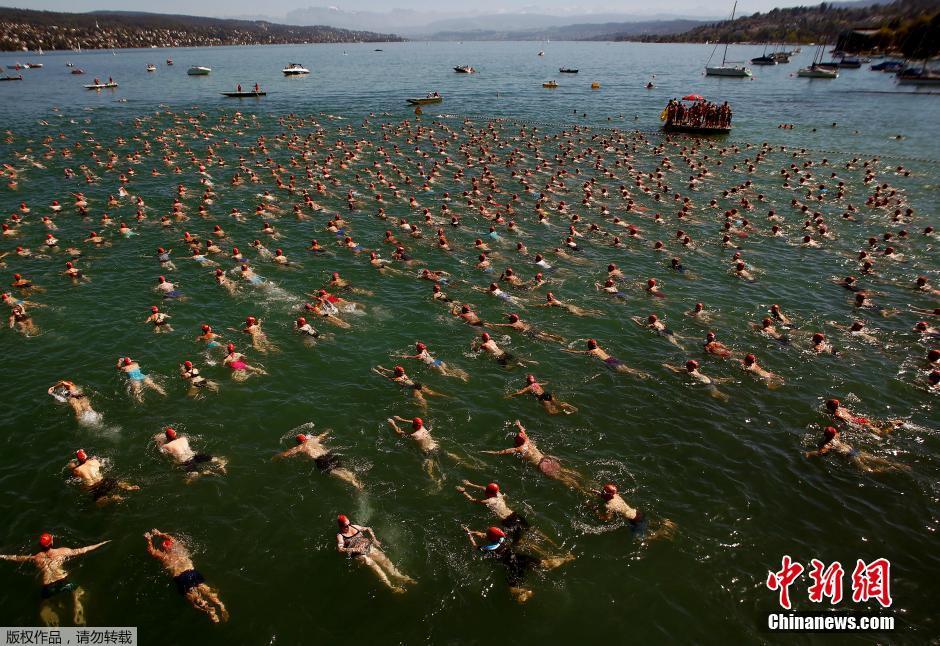 游泳爱好者横渡苏黎世湖 人头攒动场面壮观