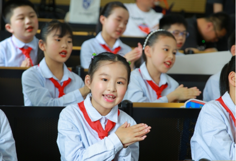 湖北武汉：交警进学校读绘本讲安全