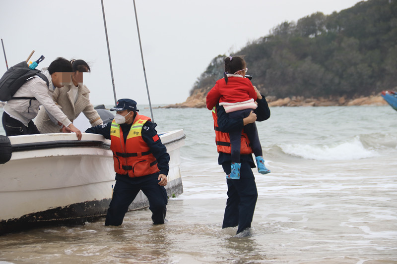 漳州海警局：“三度”解鎖海上“平安密碼”_fororder_漳州海警成功救助3名被困無人島嶼遊客.JPG