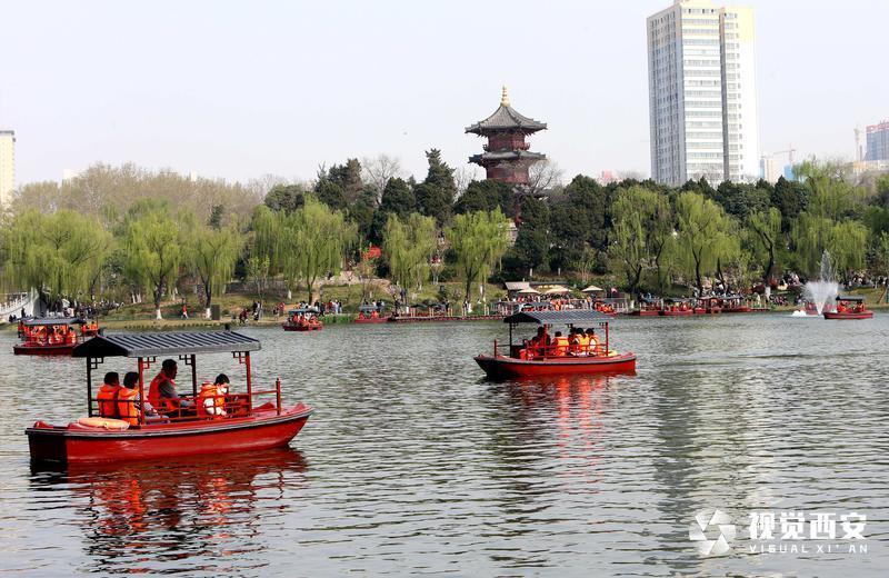 兴庆宫公园花如海 人似潮