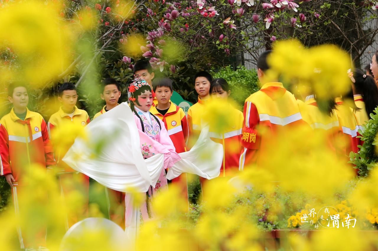 陕西渭南：迎接“世界戏剧日” 秦腔娃娃吼起来_fororder_wps_doc_1