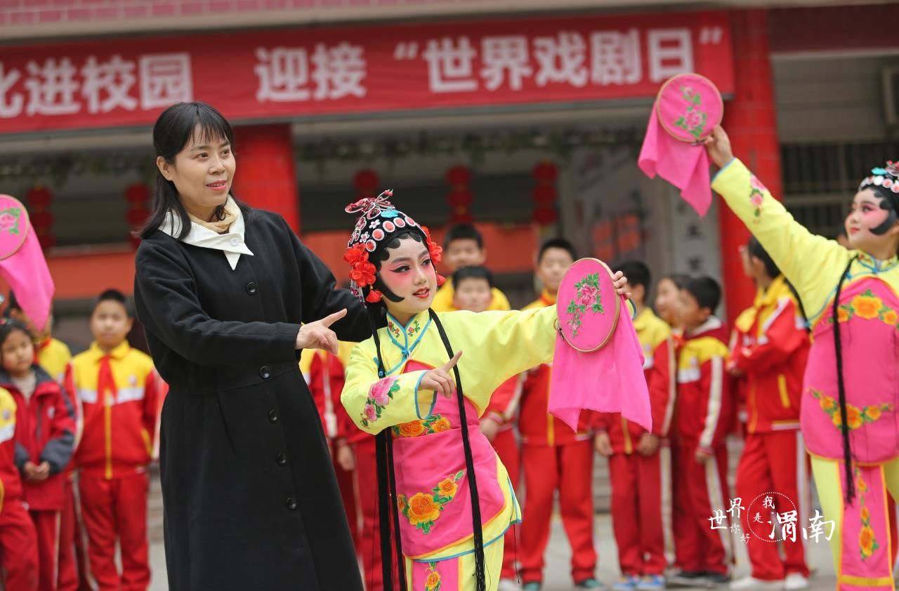 陕西渭南：迎接“世界戏剧日” 秦腔娃娃吼起来_fororder_wps_doc_0