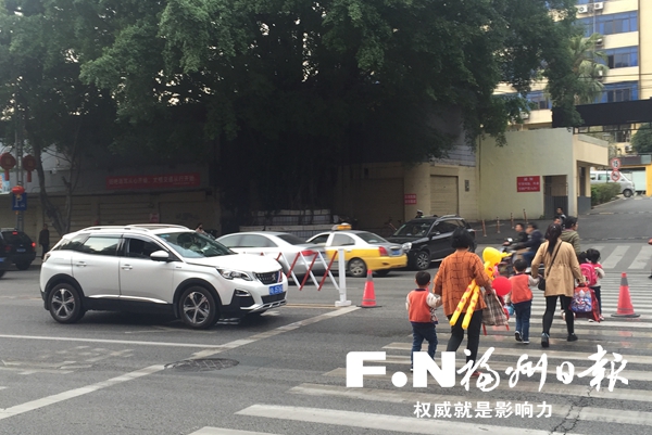 【福建時間 主推】【滾動新聞】【地市 福州】福州街頭機動車斑馬線前禮讓行人越來越常見