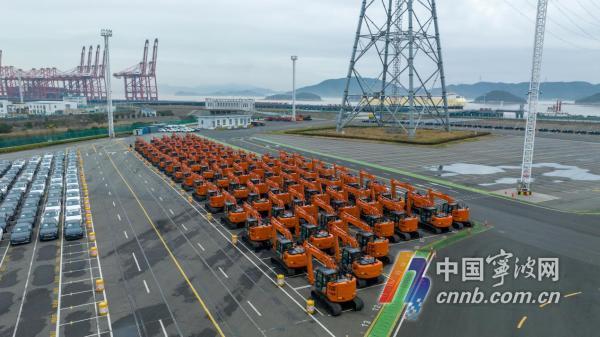 寧波舟山港完成最大批次挖掘機滾裝出海_fororder_00300887855_b672f643