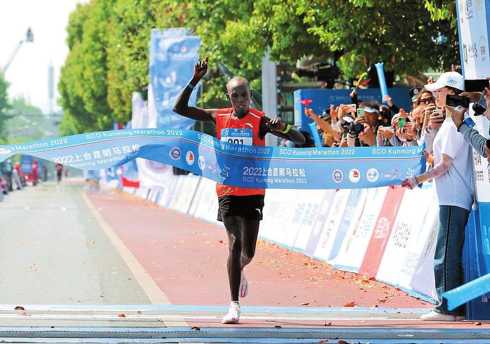 肯尼亞選手克裏斯托弗奪得上合昆馬男子全程馬拉松冠軍_fororder_ad3d8