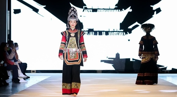 【文化旅遊】讓秀場變市場 千年彝繡精彩亮相上海時裝周
