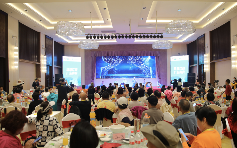 流光溢彩瀑布美！“百万老广游安顺”大湾区首发团游客纷纷点赞黄果树瀑布