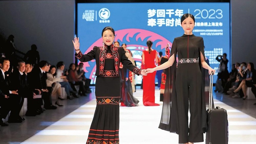 楚雄彝繡亮相上海時裝周
