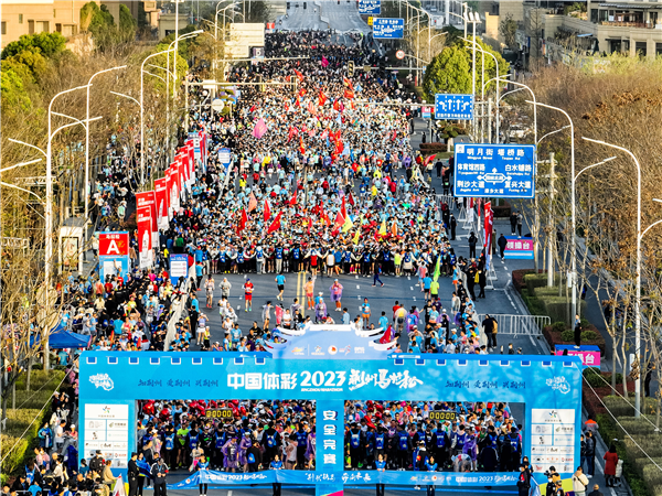 2023荆州马拉松开跑 2万人穿越千年古城_fororder_图片1