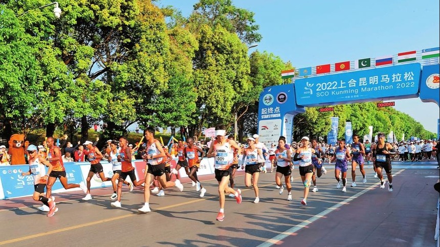 2022上合昆明馬拉松在滇池之濱鳴槍開跑