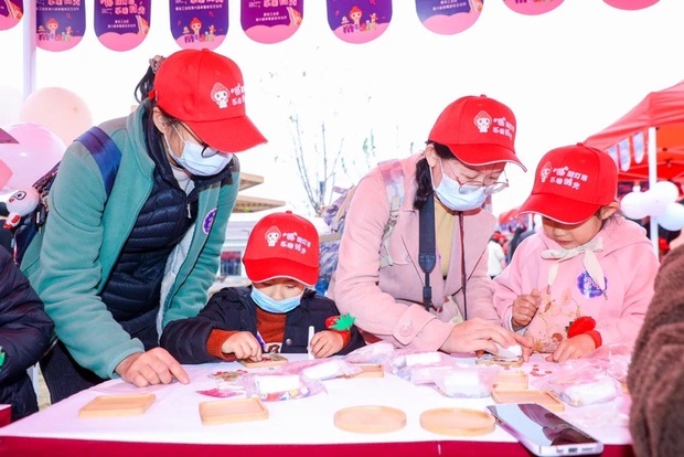 【热点新闻】上海嘉定灯塔村以“草莓节”破题乡村振兴