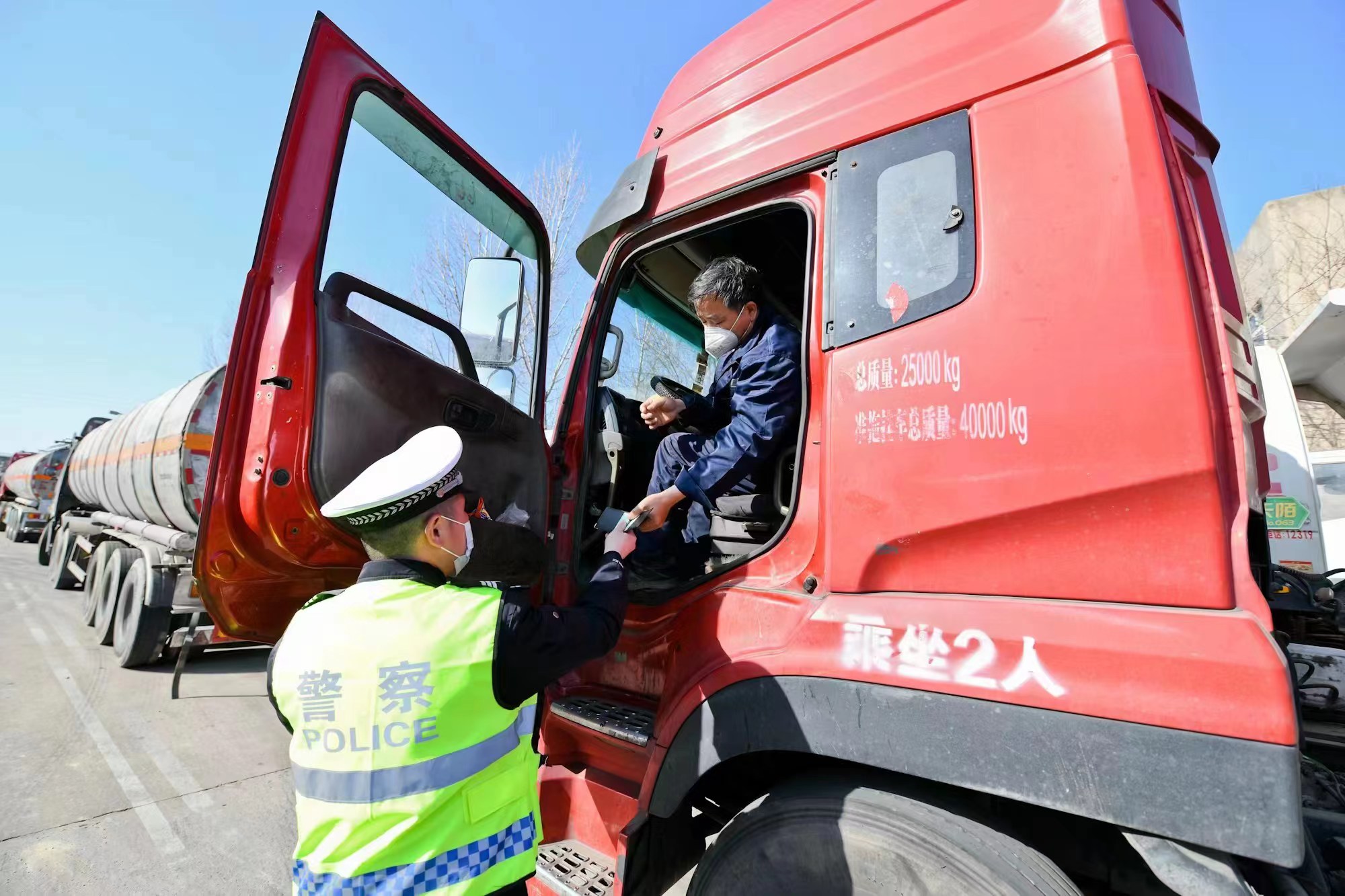 河北冀南新區開展危化品運輸車安全檢查行動_fororder_759