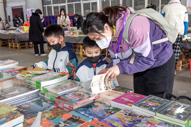 圖片默認標題_fororder_讀者在2023涿州春季書市中圖網倉儲展臺上選購圖書  劉永興 攝 (3)