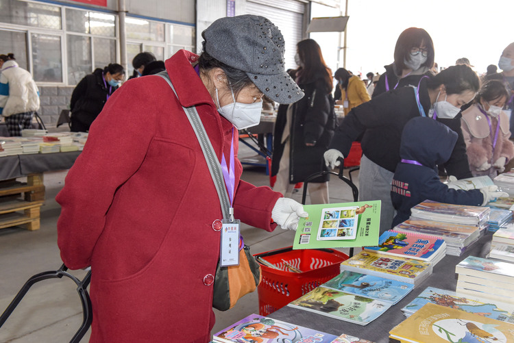 圖片默認標題_fororder_讀者在2023涿州春季書市中圖網倉儲展臺上選購圖書  劉永興 攝 (2)