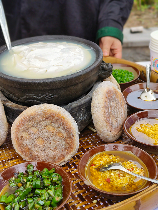 雅安汉源：乡村集市人气旺 展品丰富琳琅满目_fororder_乡村集市现场+摄影+张琬沁（3）