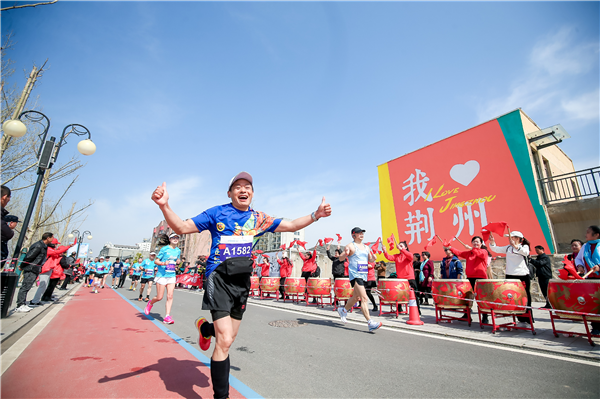 2023荆州马拉松开跑 2万人穿越千年古城_fororder_图片2