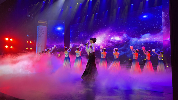 大型詩歌音樂舞蹈史詩《詩韻中華》之“詩韻重慶 風雅山城”在重慶大劇院上演