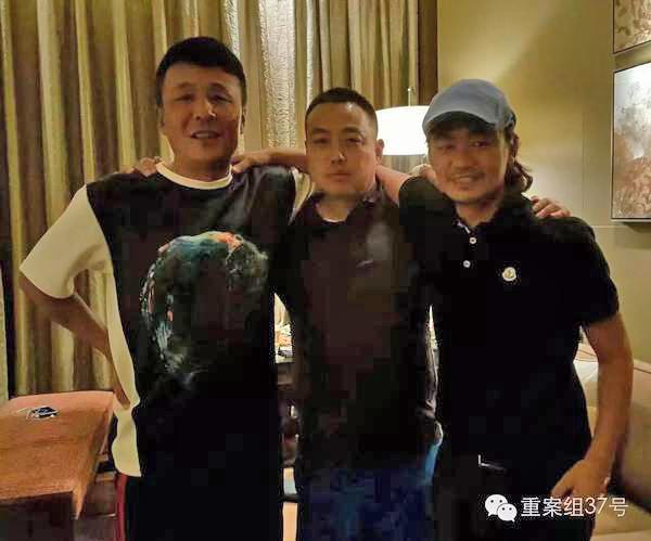 王宝强最新照片曝光:与刘国梁搭肩露齿笑