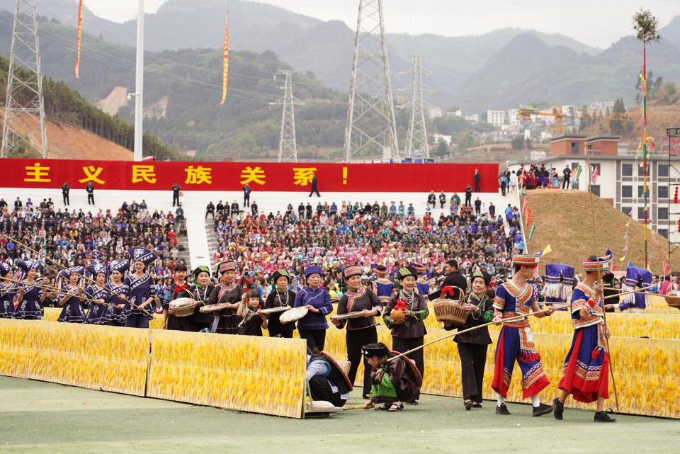 广西隆林各族自治县举行成立70周年庆祝大会 各族同胞载歌载舞庆县庆_fororder_图片27