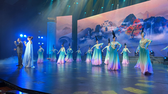 大型詩歌音樂舞蹈史詩《詩韻中華》之“詩韻重慶 風雅山城”在重慶大劇院上演