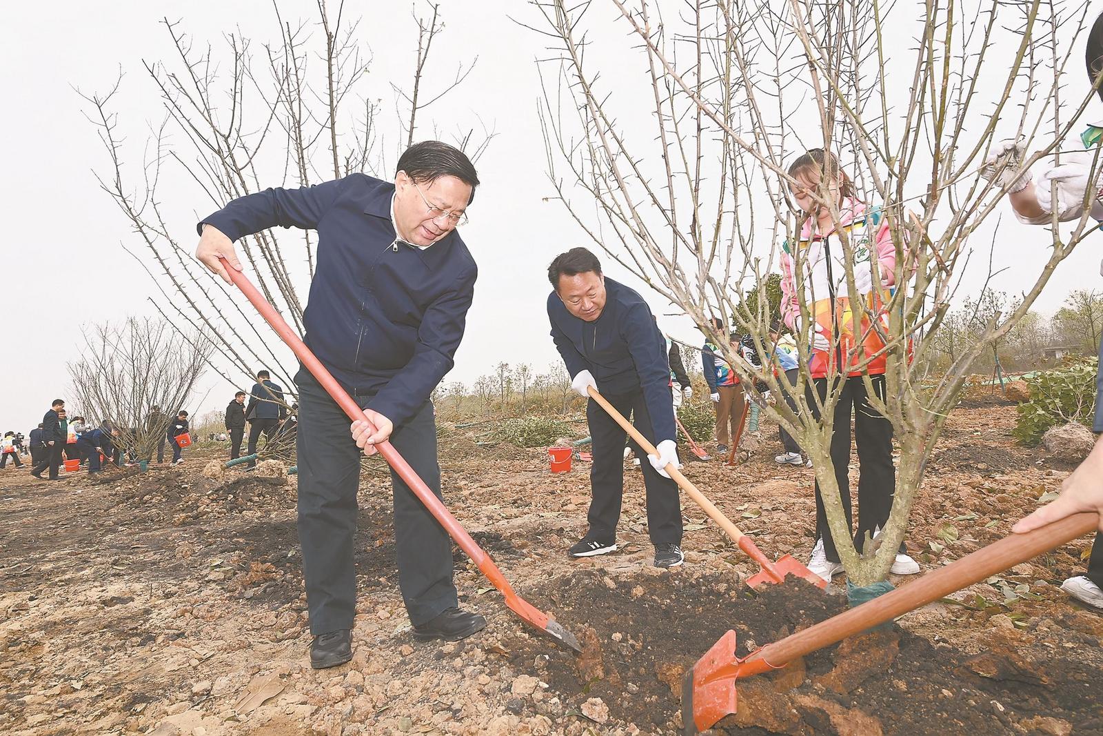 安徽省暨合肥市黨政軍領導與幹部群眾義務植樹_fororder_688fd549-7845-4fc7-90d7-a445fc17101b