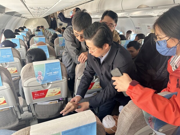 【原创】乘客空中突发疾病 上海虹口援青医生紧急救助_fororder_12_副本