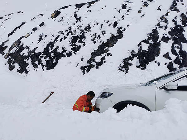 阿坝州金川县游客被困雪山多部门紧急救援