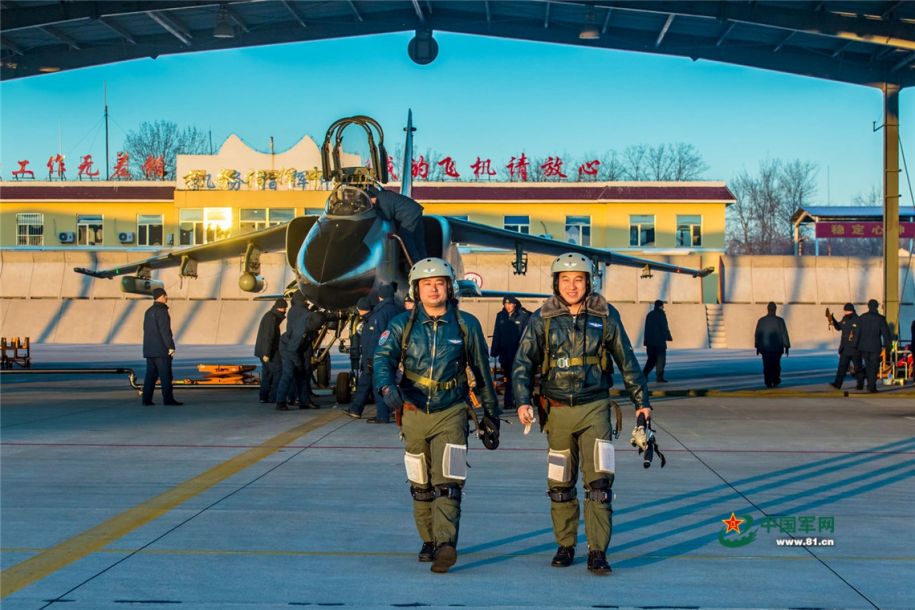 空军苦练战机夜间突防